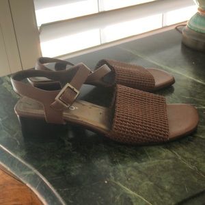 Great casual shoe 7.5 size brown good condition